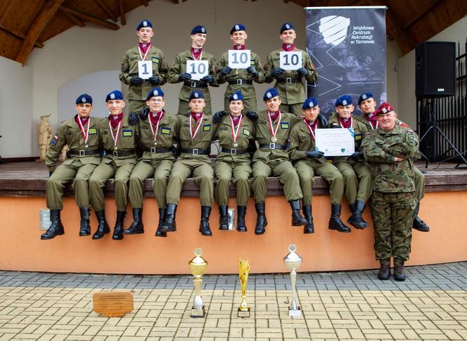 Uczniowie ZS nr 2 podczas Przeglądu Musztry Klas Mundurowych w Gromniku