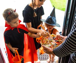 Policja sprawdza cukierki z gwoździami. Niebezpieczne sytuacje w Halloween