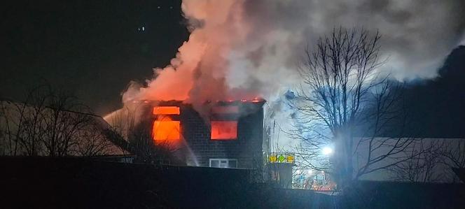 Tragiczny pożar domu pod Olkuszem. Ogień zajął piętro i poddasze domu