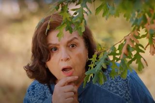 Naciye przyłapuje Alpera i Cavidan na spiskowaniu, dochodzi między nimi do szarpaniny.