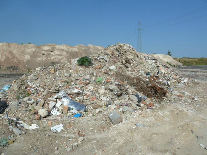 śmieci na terenie wyrobiska w Olszewicach