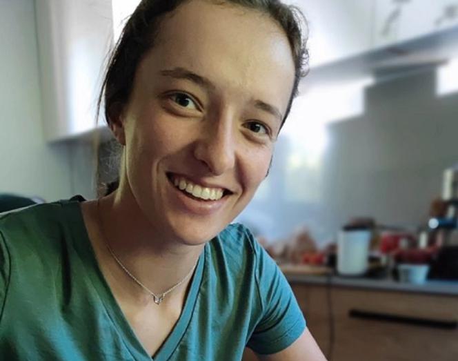 Wielki gest Igi Świątek. Wszyscy spojrzeli na jej głowę i zobaczyli coś niesamowitego, zdjęcia Polki obiegły świat