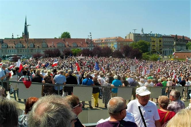 Manifestacja 4 czerwca na placu Solidarności w Szczecinie