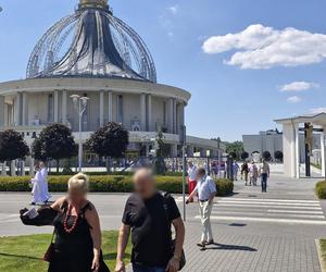 A po mszy idziemy do restauracji. Tłumy u ojca Rydzyka w kościele i w restauracji