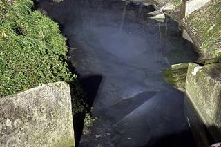 Woda w kolejnym potoku pod Krakowem zmieniła kolor. Interweniowali strażacy z grupy chemicznej