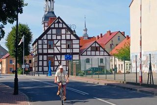 To najmniejsze miasto na Pomorzu Zachodnim. Znajduje się dosłownie na końcu świata. Uwielbiają je żeglarze i turyści szukający spokoju