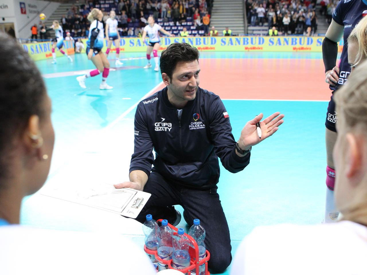 Zdobył pięć trofeów z siatkarkami Chemika Police, ale zmienia pracę