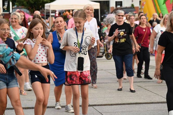 Ruda Śląska tańczy jak dawniej. Międzypokoleniowa potańcówka na rynku porwała tłumy