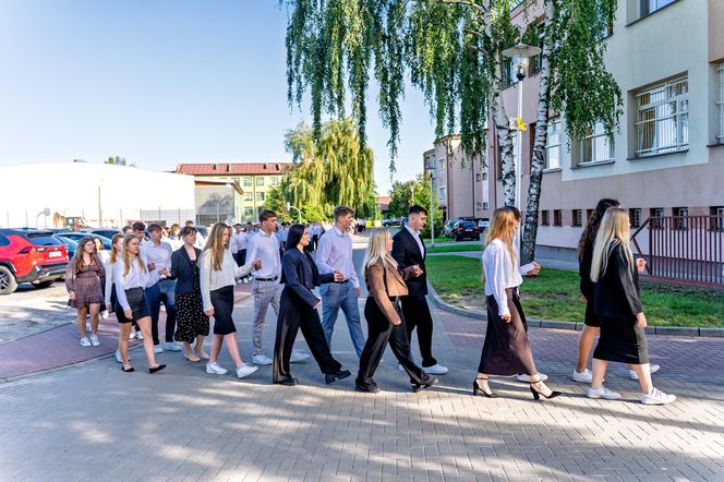 100 par tańczy poloneza na 100-lecie siedleckiego Ekonomika