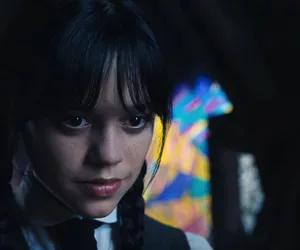 Poczuj się jak Wednesday i odwiedź Akademię Nevermore. Szkoła z serialu Netflixa jest blisko Polski