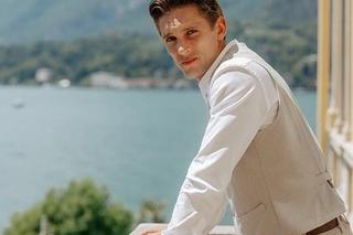 Pierwsza miłość odcinek 3848. Kalina (Magdalena Wieczorek), Oskar (Filip Gurłacz) biorą ślub nad jeziorem Como we Włoszech