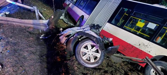 Śmiertelny wypadek w Gdańsku w piątek, 12.03.2021 r. Samochód osobowy zderzył się z autobusem