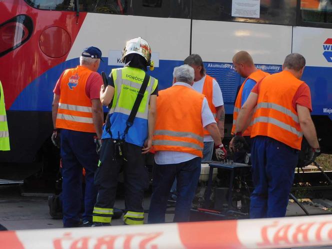 Autobus miejski zderzył się z pociągiem WKD. Ranni pasażerowie przewiezieni do szpitala