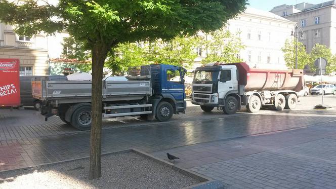 Samochody na Rynku Głównym: Władze Krakowa wydają decyzje niezgodne z prawem napisanym przez... władze Krakowa?