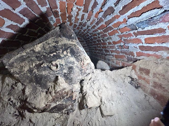 Pierwsze odkrycia w tajemniczej krypcie w Kazimierzu Biskupim