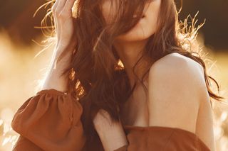 Pieczone kasztany w jesiennych stylizacjach. Ubrania w tym kolorze to zdecydowane must have sezonu