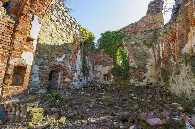 Magiczne miejsce w malutkiej wsi na Warmii i Mazurach. Stoją tam ruiny sprzed 700 lat