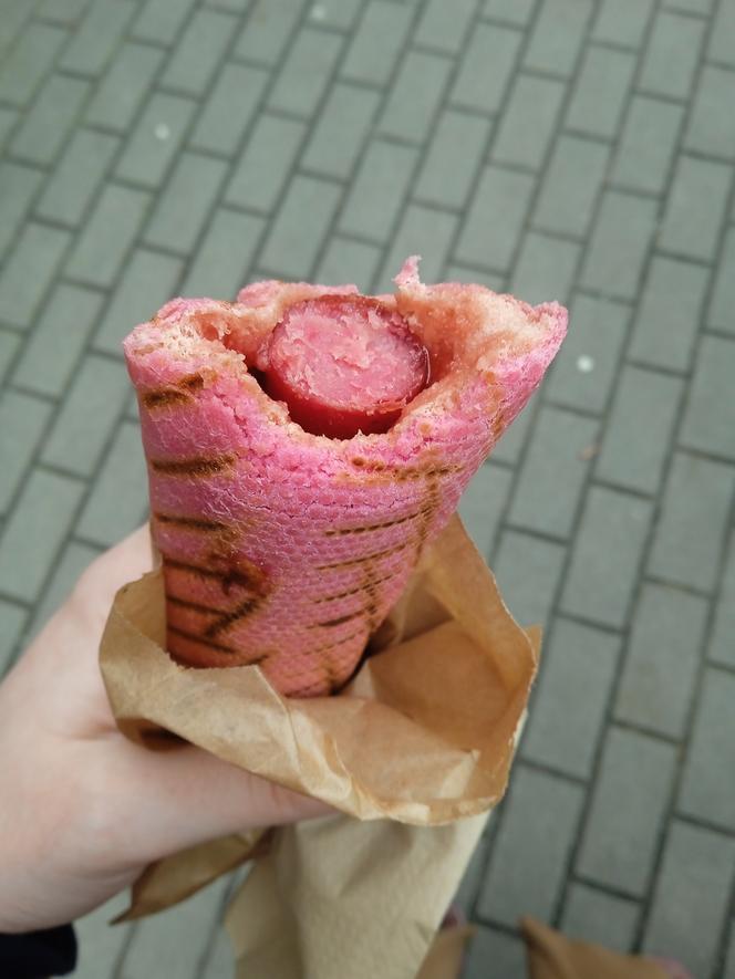 Różowy hot-dog w Żabce na Walentynki