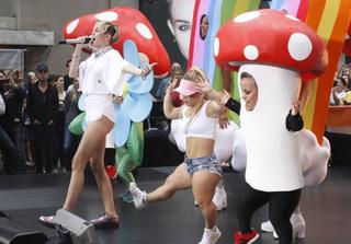 Miley Cyrus: Miley wystąpiła w towarzystwie karlic.