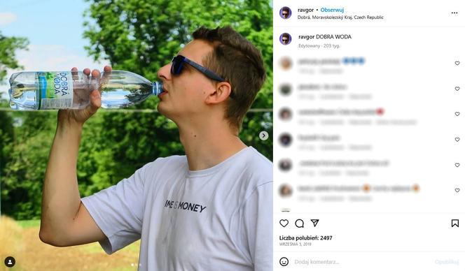 Na grobie Ravgora jest kołdra kwiatów. Youtuber był jednym z pierwszych pranksterów w Polsce. Zginął tragicznie