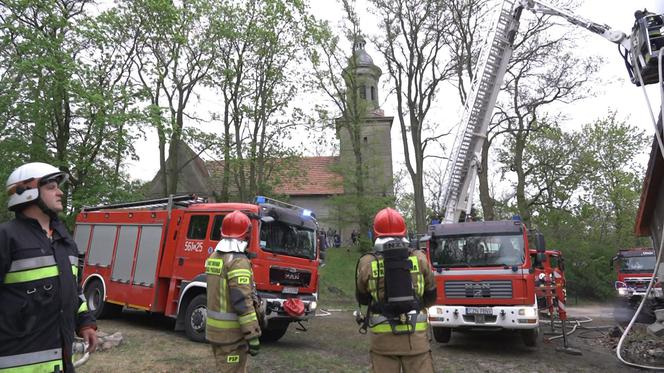 Ogień na plebanii pojawił się w czasie mszy. Żywioł strawił majątek parafian 