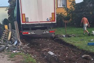 Kierowca tira wjechał w dom jednorodzinny i zginął. Śmiertelny wypadek w Mostkach [ZDJĘCIA]