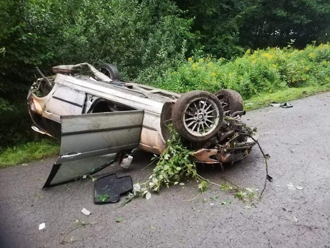 Podkarpackie. BMW wypadło z drogi [ZDJĘCIA]