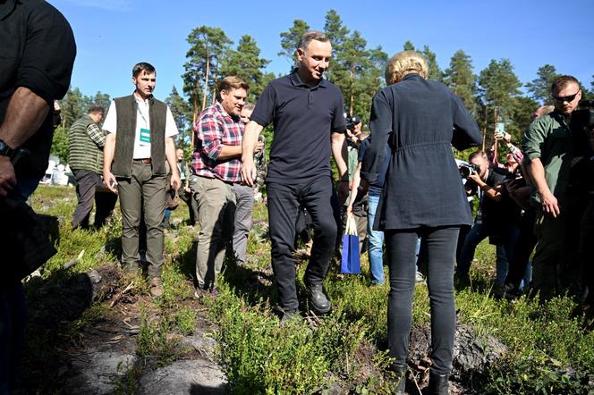 Prezydent Andrzej Duda i Pierwsza Dama sadzili drzewa w Suchedniowie