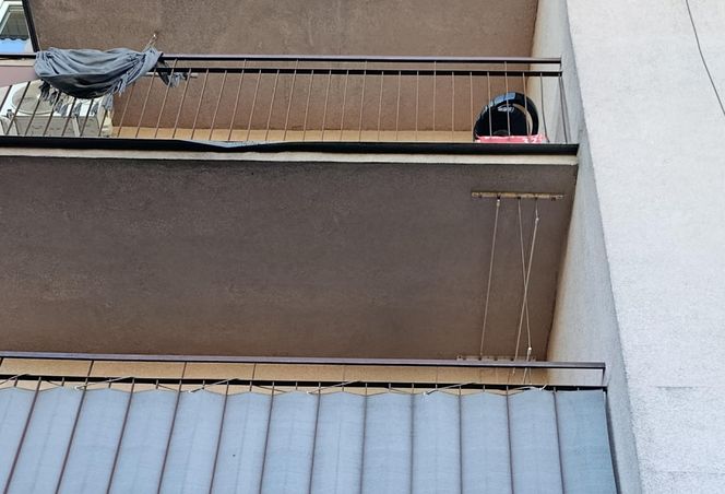 Niewiarygodne! 22-latek skoczył z drugiego piętra i uciekł do mieszkania. Co się stało w Siedlcach?