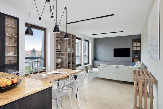 Mieszkanie inspirowane morzem i historią Gdańska. W środku tapeta z mapą z 1822 