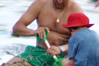 Michał Koterski na plaży z rodziną