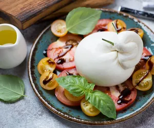 Burrata zamiast mozzarelli. Kremowy ser, który zachwyci smakiem