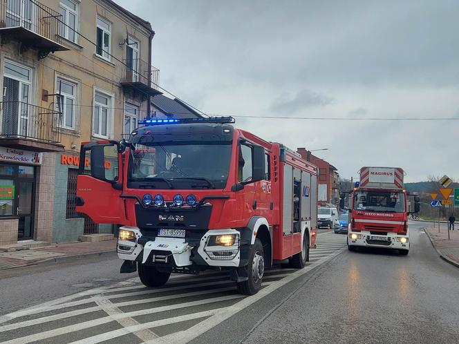 Pożar w kamienicy przy Iłżeckie w Starchowicach! W niedzielny poranek służby w akcji