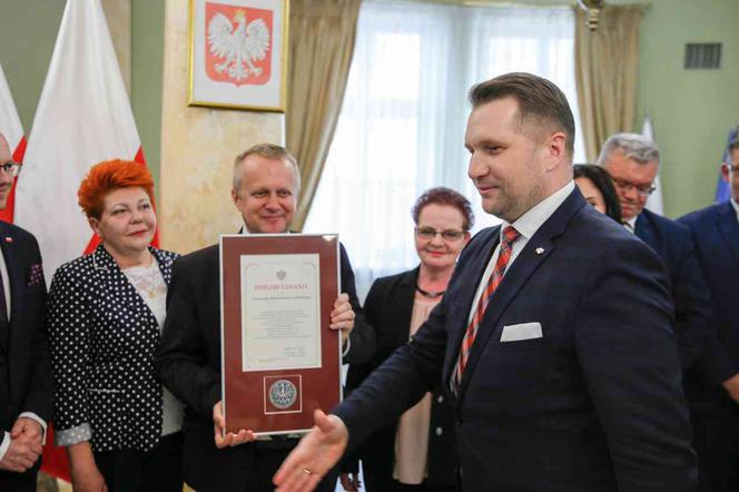 Przemysław Czarnek wręcza nagrody Samorządom wolnym od ideologii LGBT.