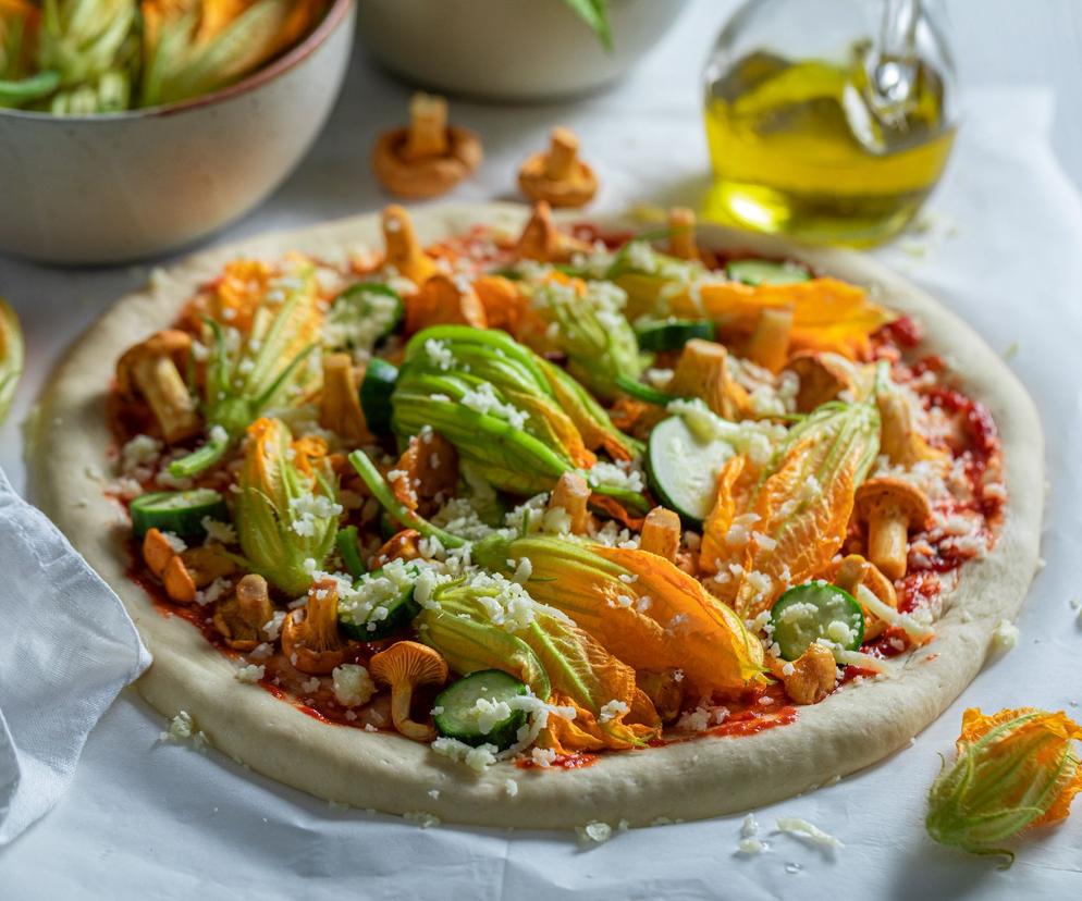 Pizza z kwiatami cukinii i kurkami - danie, które wygląda i smakuje szałowo