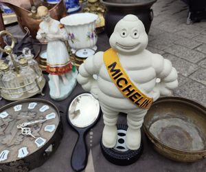 Wyjątkowe antyki ponownie zagościły na Placu Zamkowym w Lublinie. Tak wygląda wrześniowa Lubelska  Giełda Staroci [GALERIA]