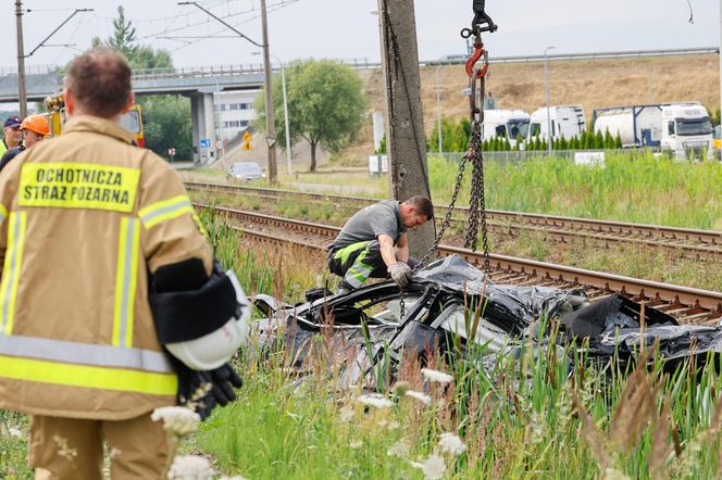 Dramat w Wielkopolsce. Samochód wjechał wprost pod pociąg