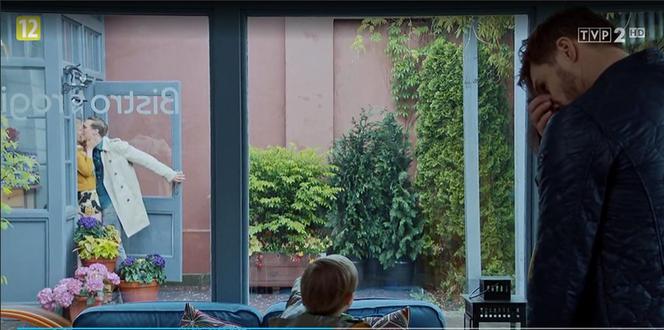 M jak miłość, odc. 1456. Marcin (Mikołaj Roznerski), Aleksandra (Małgorzata Pieczyńska), Szymek (Staś Szczypiński), Olek (Maurycy Popiel), Aga (Ina Sobala)