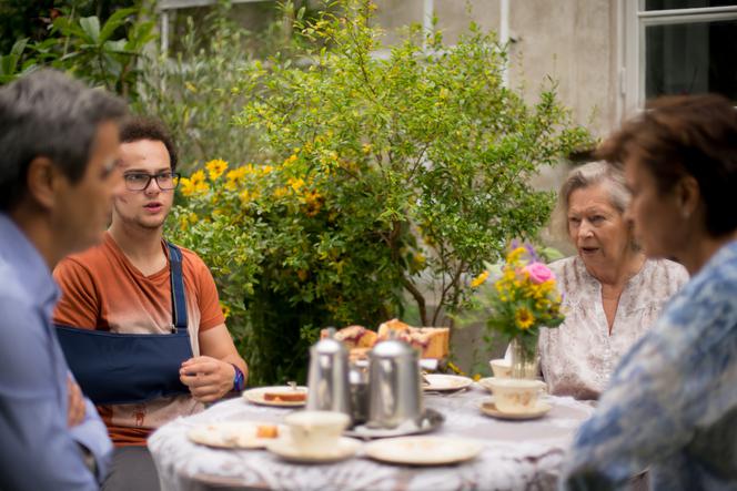 Lekarze 5 sezon odc. 10 (odc. 62). Elżbieta Bosak (Danuta Stenka), Janek (Nicolas Kusiak), Natasza - matka Elżbiety (Anna Lutosławska)