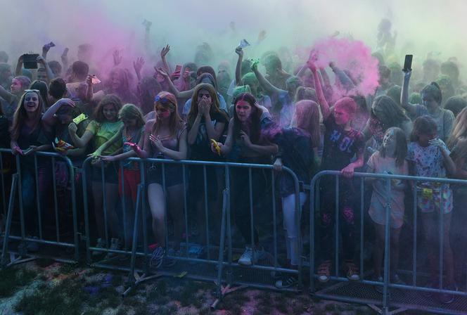 W Lubinie wybuchła bitwa... na kolorowe proszki. Zobacz zdjęcia z Festiwalu Kolorów! [GALERIA]