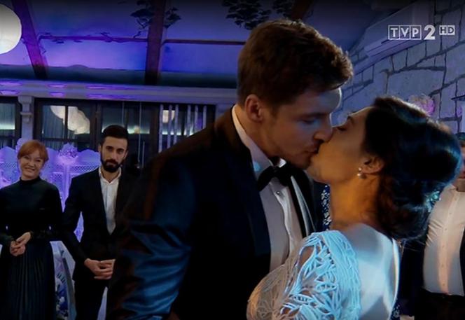 M jak miłość, odc. 1505. Iza (Adriana Kalska), Marcin (Mikołaj Roznerski)