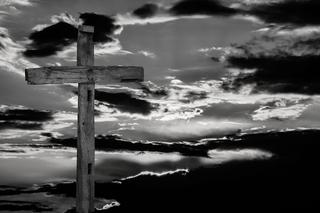 Sennik: krzyż. Co oznacza sen? nieść krzyż, odwrócony krzyż, widok krzyża, rysować krzyż – co oznaczają te sny?