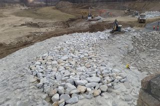 Stronie Śląskie. Prace zabezpieczające na tamie zakończone. Wody Polskie: Zbiornik znów chroni mieszkańców