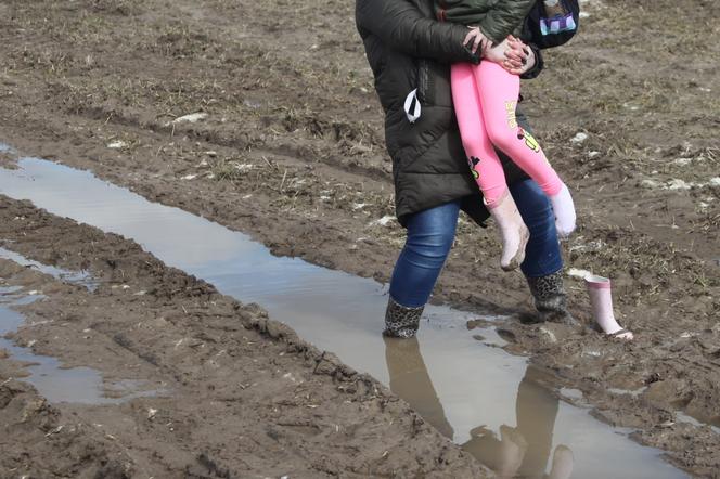 Mama i córeczką toną w błocie w drodze do szkoły