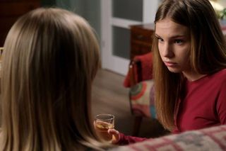 M jak miłość odc. 1872 po wakacjach. Lenka (Olga Cybińska), Sara (Nadia Smyczek)