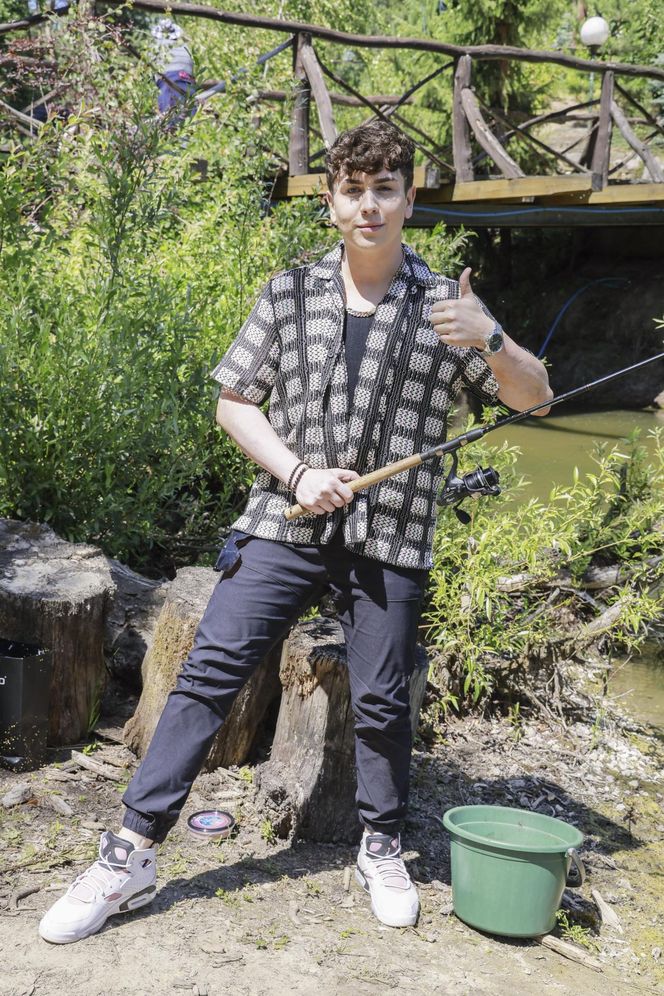 Jacek Rozenek z żoną i trzema "bestiami", syn Łącz bez koszulki, a Jarosińska - nieprzyzwoicie... skromna. Aktorzy łowią!