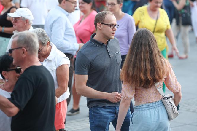 Potańcówka przed teatrem w Katowicach