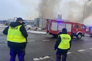 Strażacy wciąż dogaszają halę w Bydgoszczy. Przed nimi jeszcze wiele godzin pracy