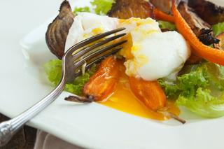 Wykwintna sałatka z pieczonych warzyw z jajkiem w koszulce - efekt wow gwarantowany!