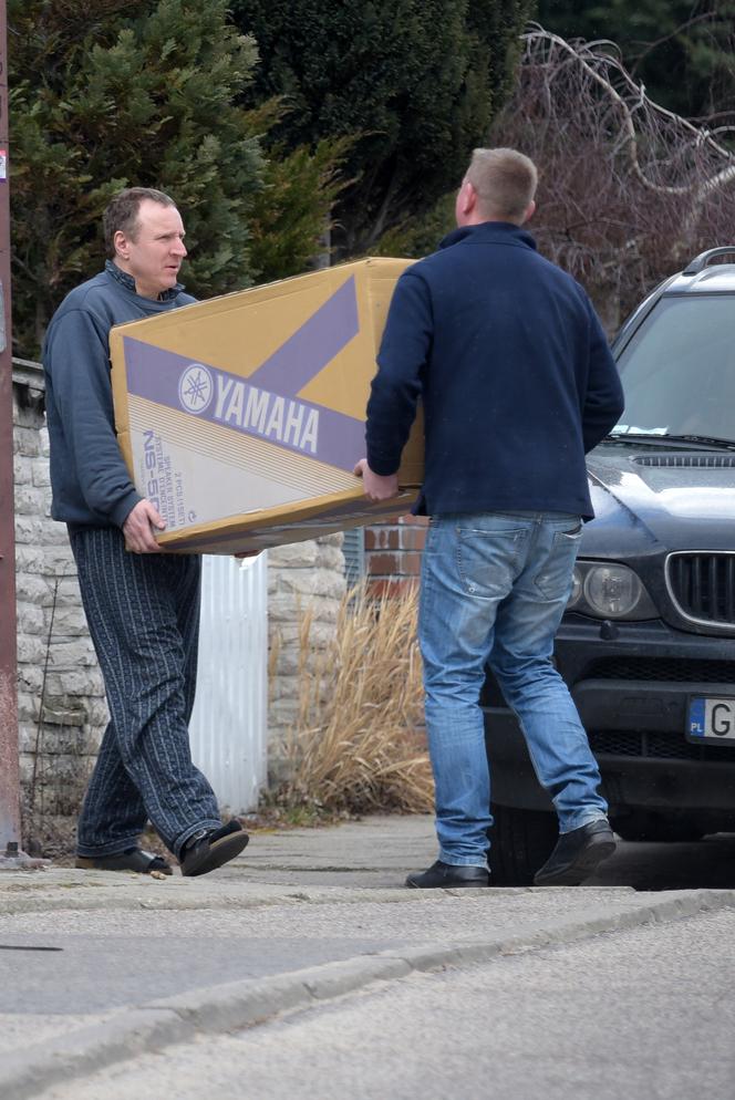 Na piżamę włożył bluzę